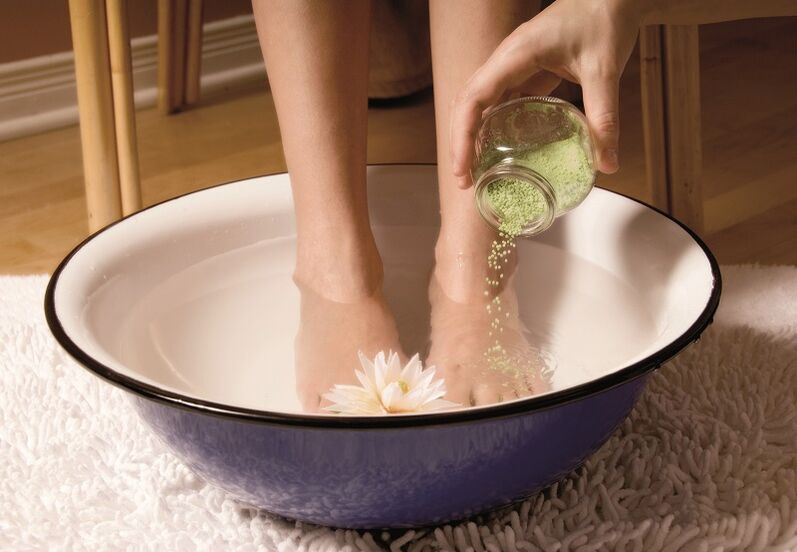 banho para o tratamento de fungos nos dedos dos pés
