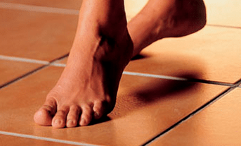 andar descalço como a causa do aparecimento do fungo na pele dos pés
