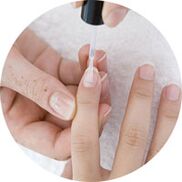 aplicação de esmalte para tratar fungos nas unhas